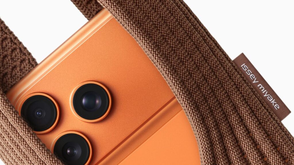 Apple iPhone Pocket in UAE: A Sweater for Your iPhone? 2025 2 apple iphone pocket in uae 1 2025